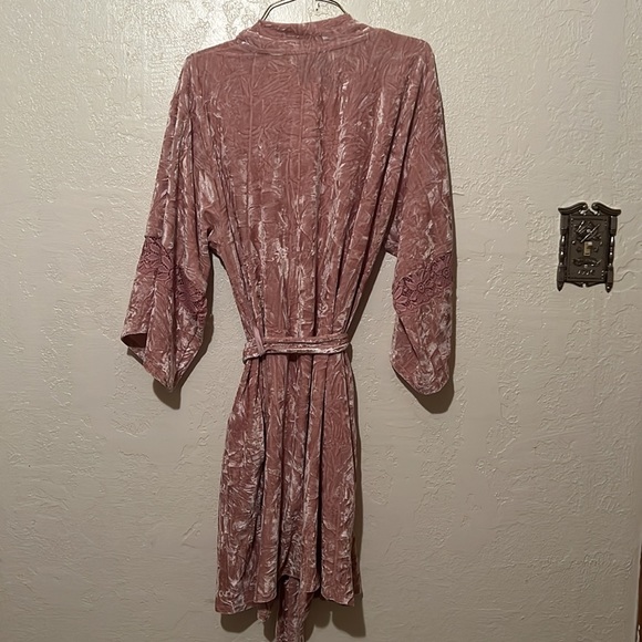 MeMoi pink crushed velvet robe - Picture 2 of 2